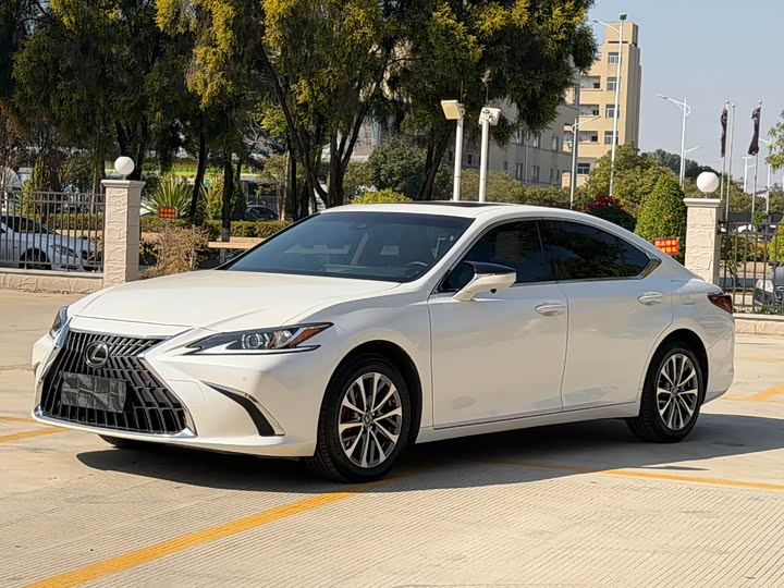 Фото 1 - Lexus ES