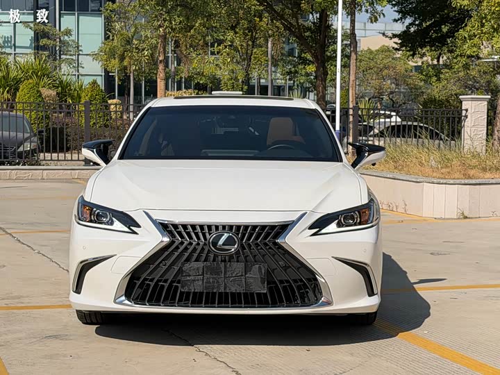 Фото 2 - Lexus ES