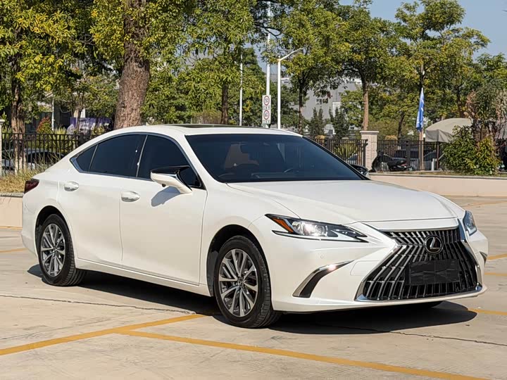 Фото 3 - Lexus ES