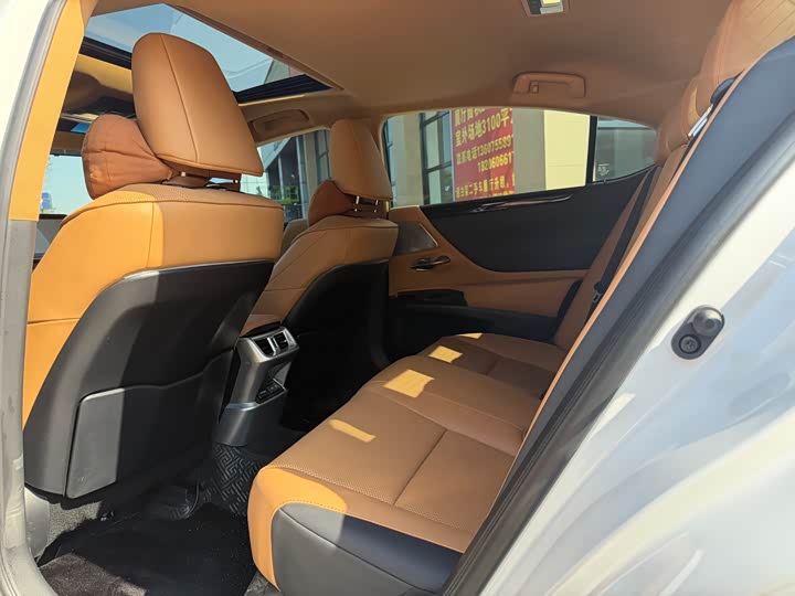 Фото 5 - Lexus ES