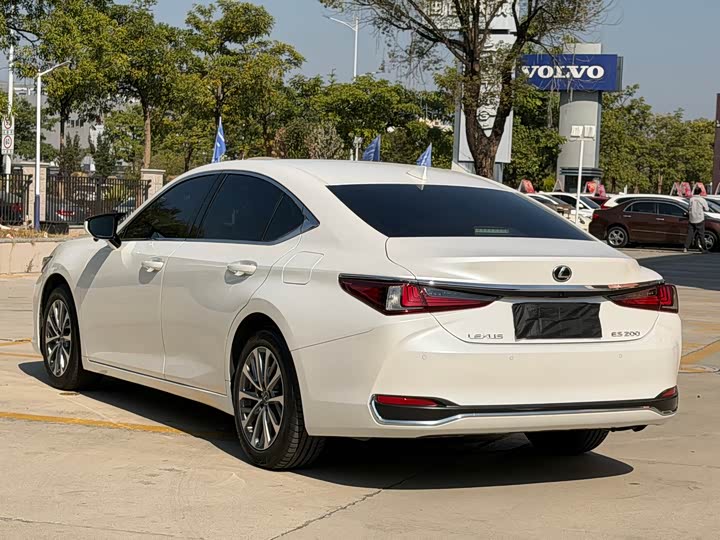 Фото 7 - Lexus ES