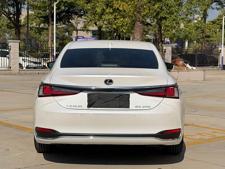 Фото 8 - Lexus ES