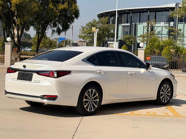 Фото 9 - Lexus ES