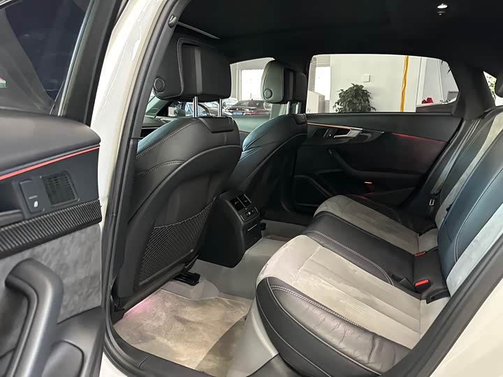 Фото 5 - Audi A4L