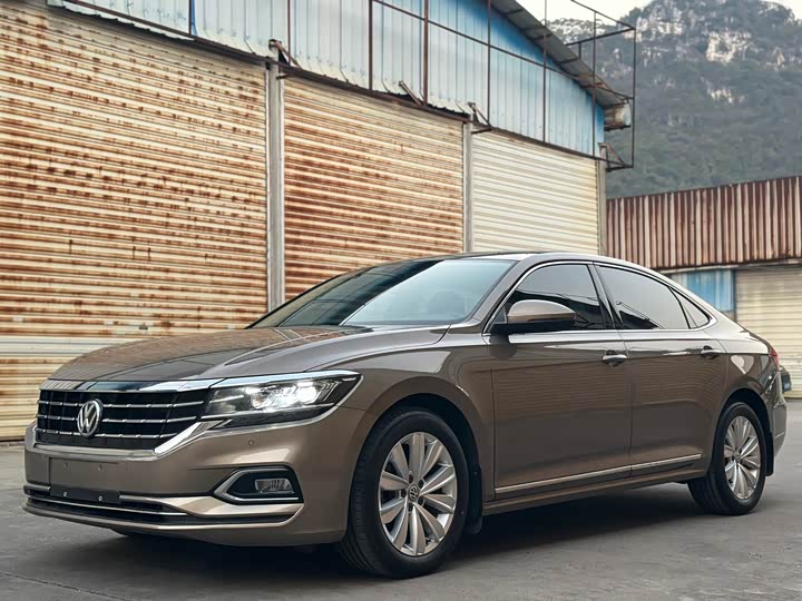 Фото 1 - Volkswagen Passat