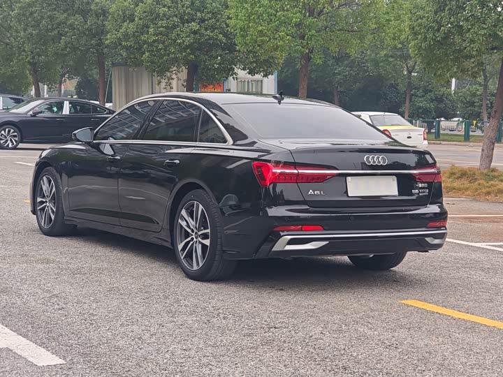 Фото 6 - Audi A6L