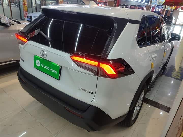 Фото 7 - Toyota RAV4