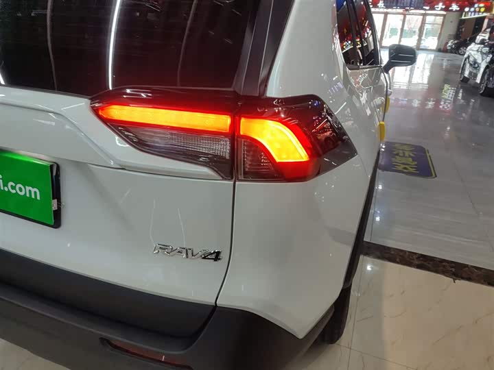 Фото 8 - Toyota RAV4