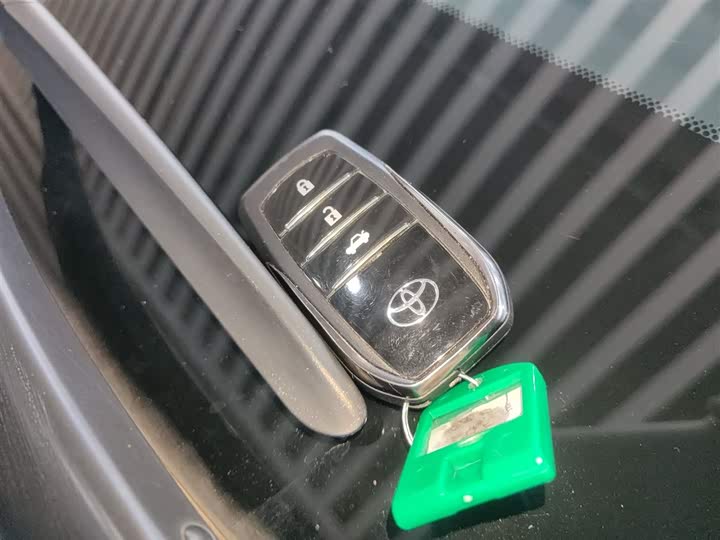 Фото 9 - Toyota RAV4