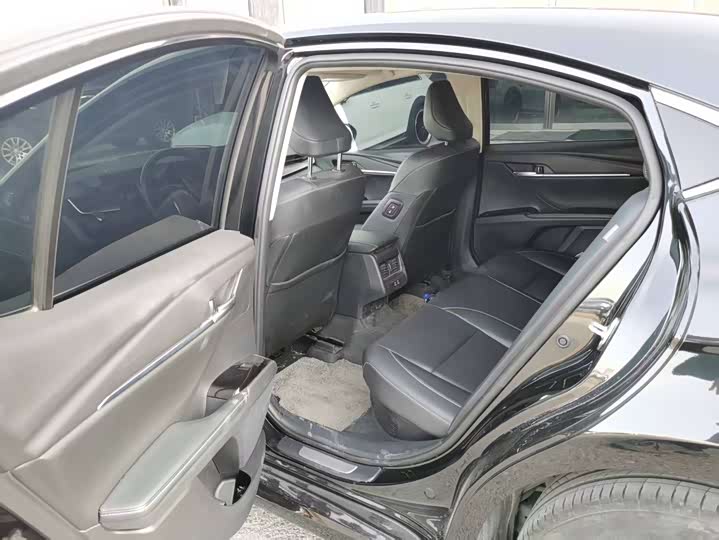 Фото 9 - Toyota Camry