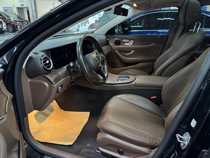 Фото 4 - Mercedes-Benz E-Class