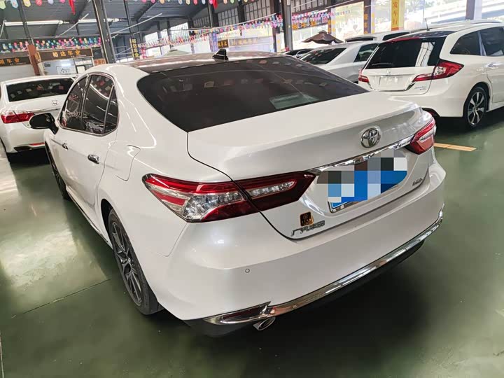 Фото 2 - Toyota Camry