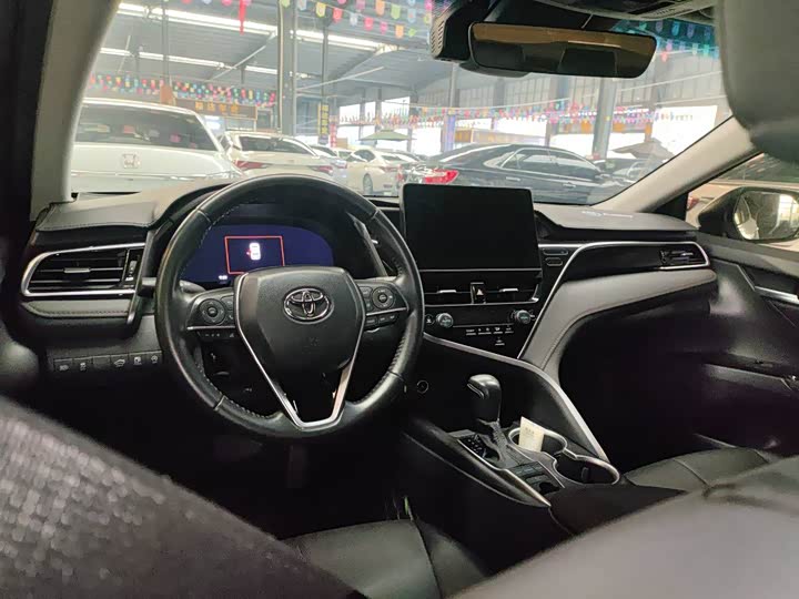 Фото 6 - Toyota Camry