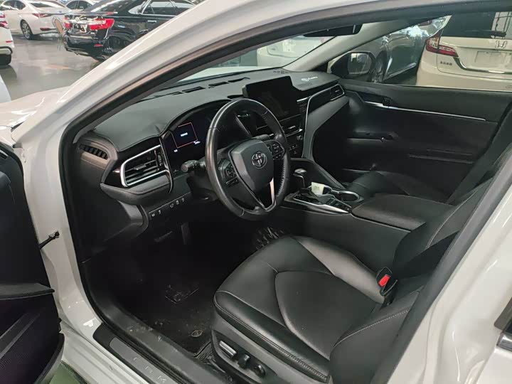 Фото 7 - Toyota Camry