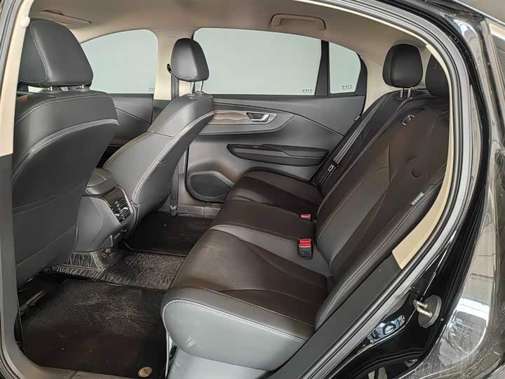 Фото 9 - Hongqi E-QM5