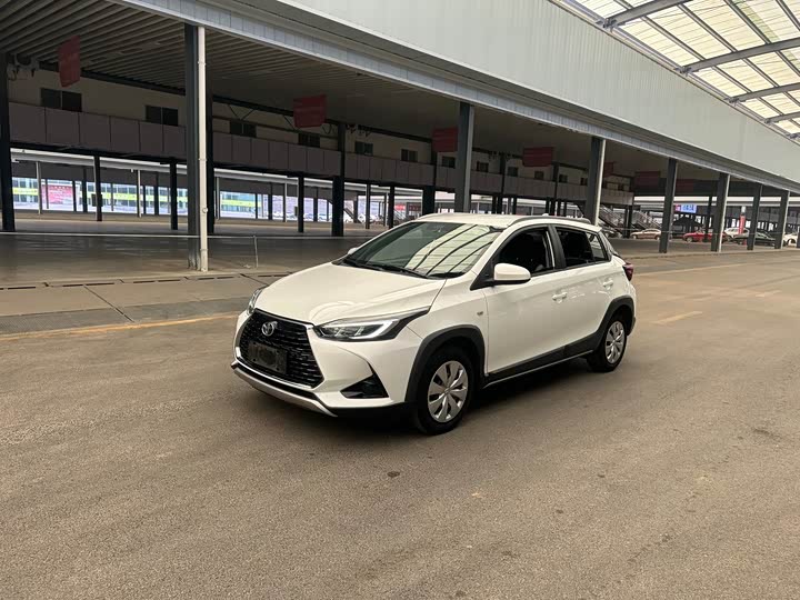 Фото 1 - Toyota Yaris L Hatchback