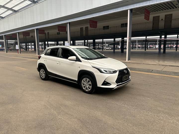 Фото 3 - Toyota Yaris L Hatchback