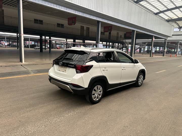 Фото 5 - Toyota Yaris L Hatchback