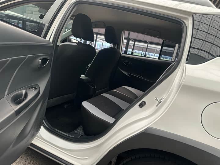 Фото 7 - Toyota Yaris L Hatchback