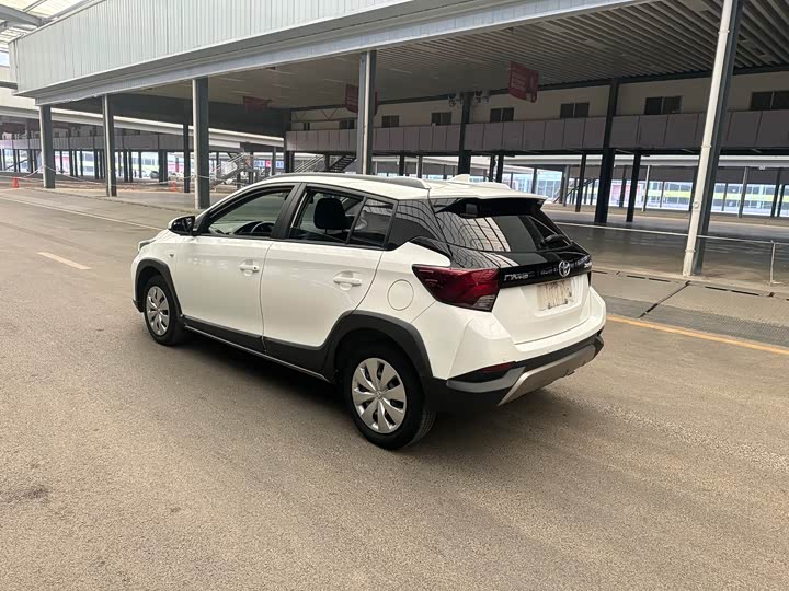 Фото 8 - Toyota Yaris L Hatchback