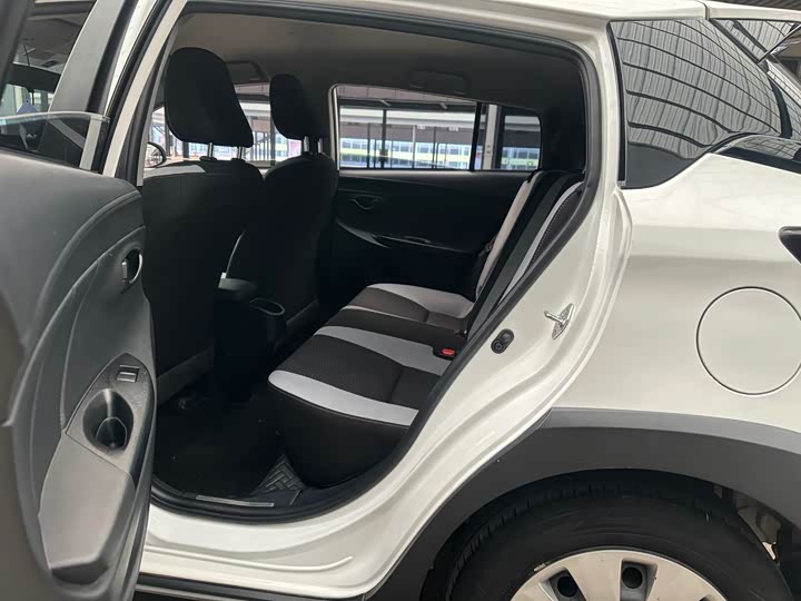 Фото 9 - Toyota Yaris L Hatchback