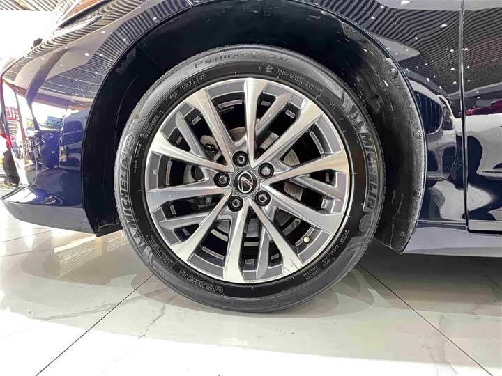 Фото 9 - Lexus ES