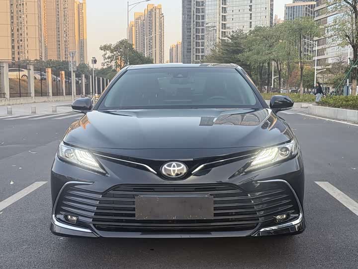 Фото 2 - Toyota Camry