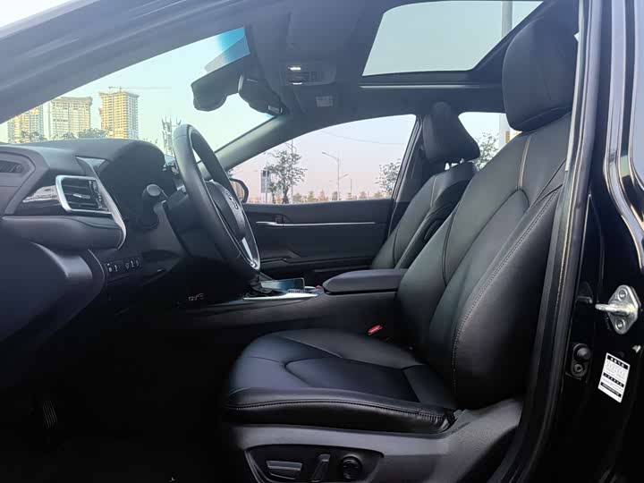 Фото 4 - Toyota Camry