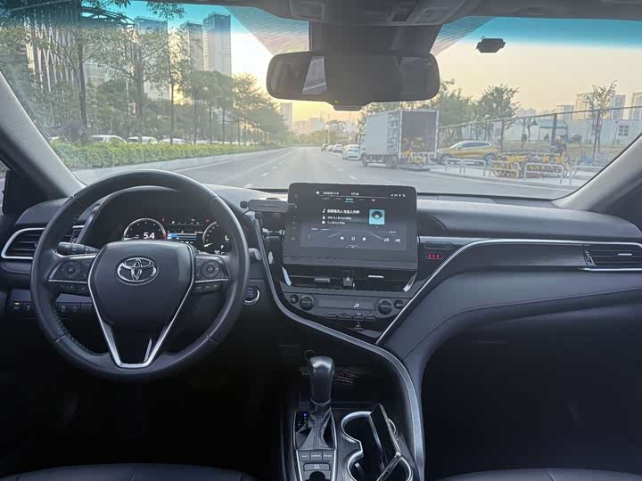 Фото 7 - Toyota Camry