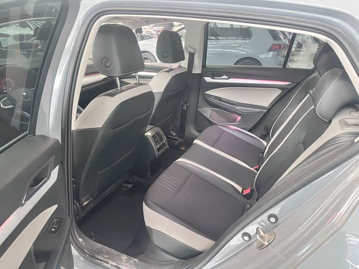 Фото 8 - Volkswagen Golf