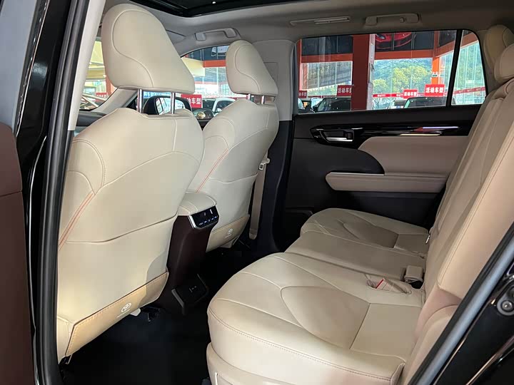 Фото 8 - Toyota Highlander