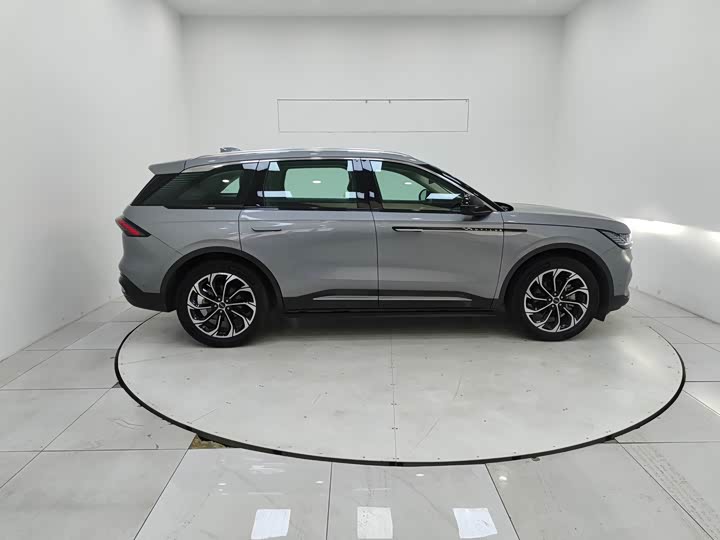 Фото 9 - Lincoln Nautilus