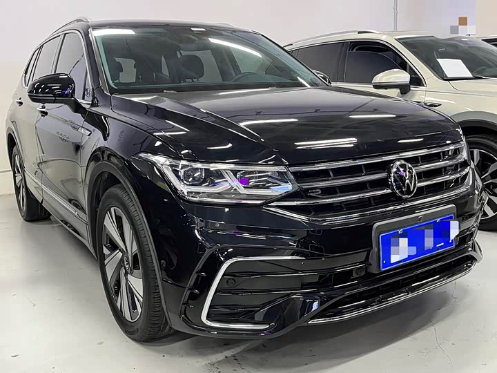 Фото 2 - Volkswagen Tiguan L Pro