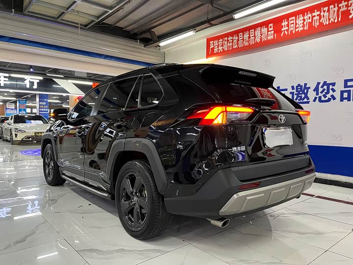 Фото 3 - Toyota RAV4