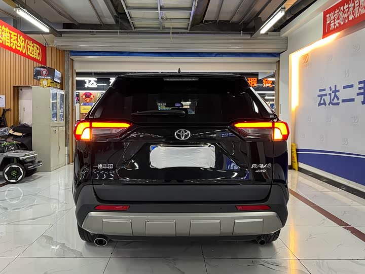 Фото 4 - Toyota RAV4