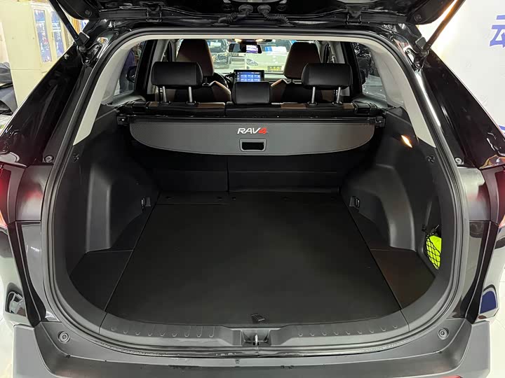 Фото 8 - Toyota RAV4