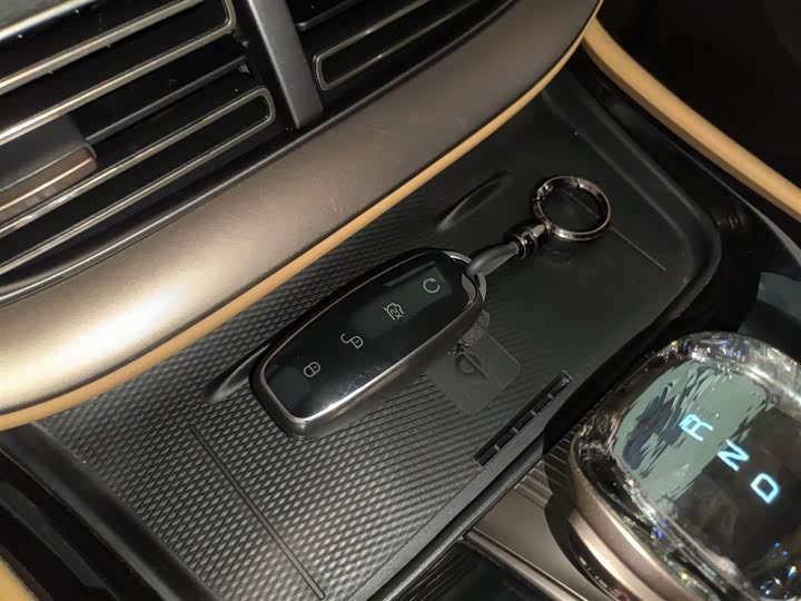 Фото 9 - Denza D9