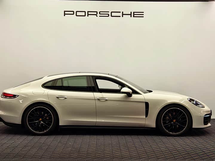 Фото 3 - Porsche Panamera