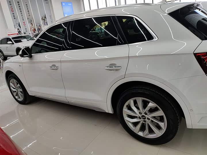 Фото 5 - Audi Q5L