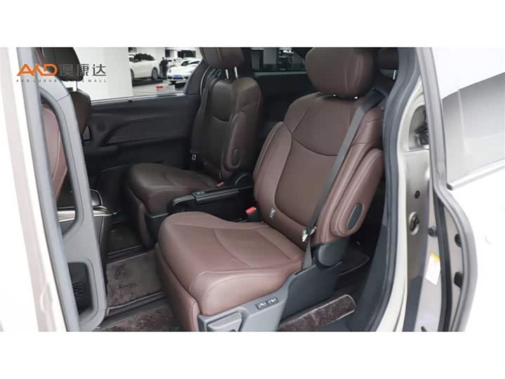 Фото 7 - Toyota Sienna