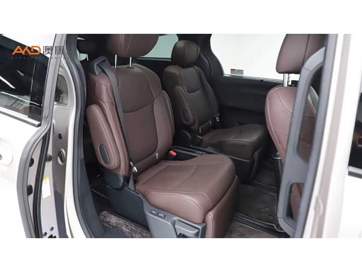 Фото 8 - Toyota Sienna