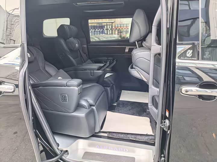 Фото 3 - Toyota Alphard