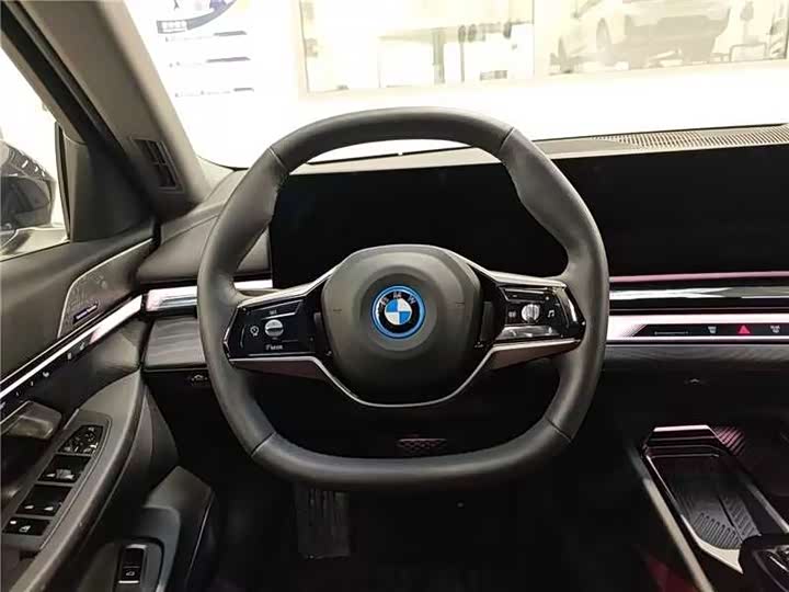 Фото 5 - BMW i5