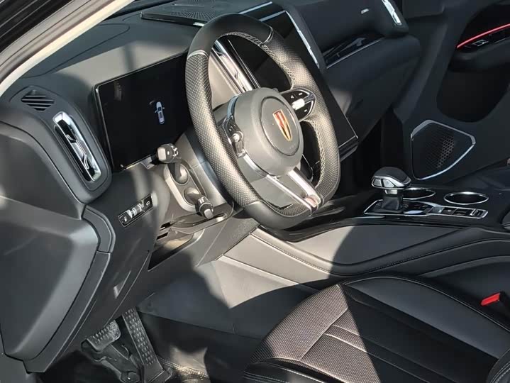 Фото 8 - Hongqi HS3 Hybrid