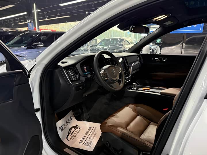 Фото 4 - Volvo XC60