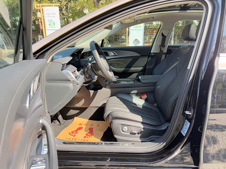 Фото 8 - Hongqi H5