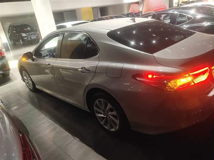 Фото 5 - Toyota Camry