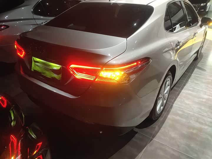 Фото 8 - Toyota Camry