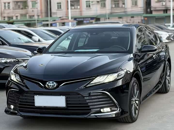 Фото 2 - Toyota Camry