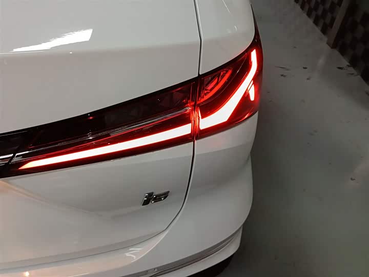 Фото 8 - Roewe i5